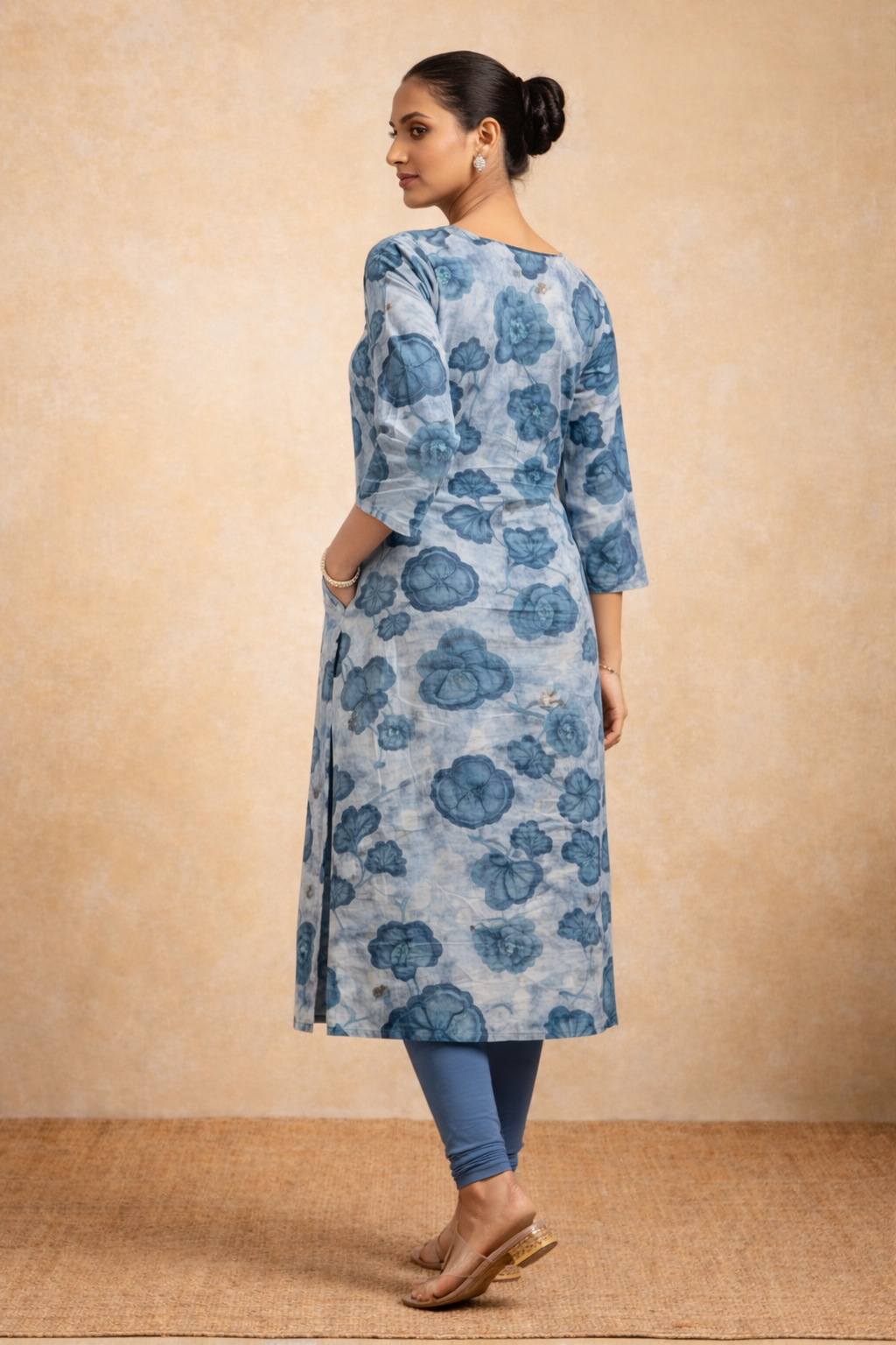 AVIRA Women Blue & Grey Floral Printed Straight Kurta