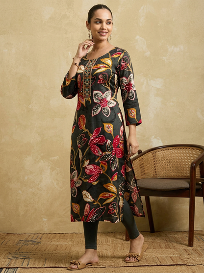 Women Black & Red Floral Printed Straight Kurta