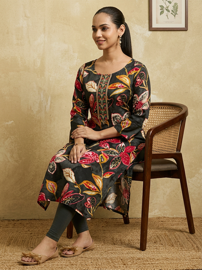 Women Black & Red Floral Printed Straight Kurta